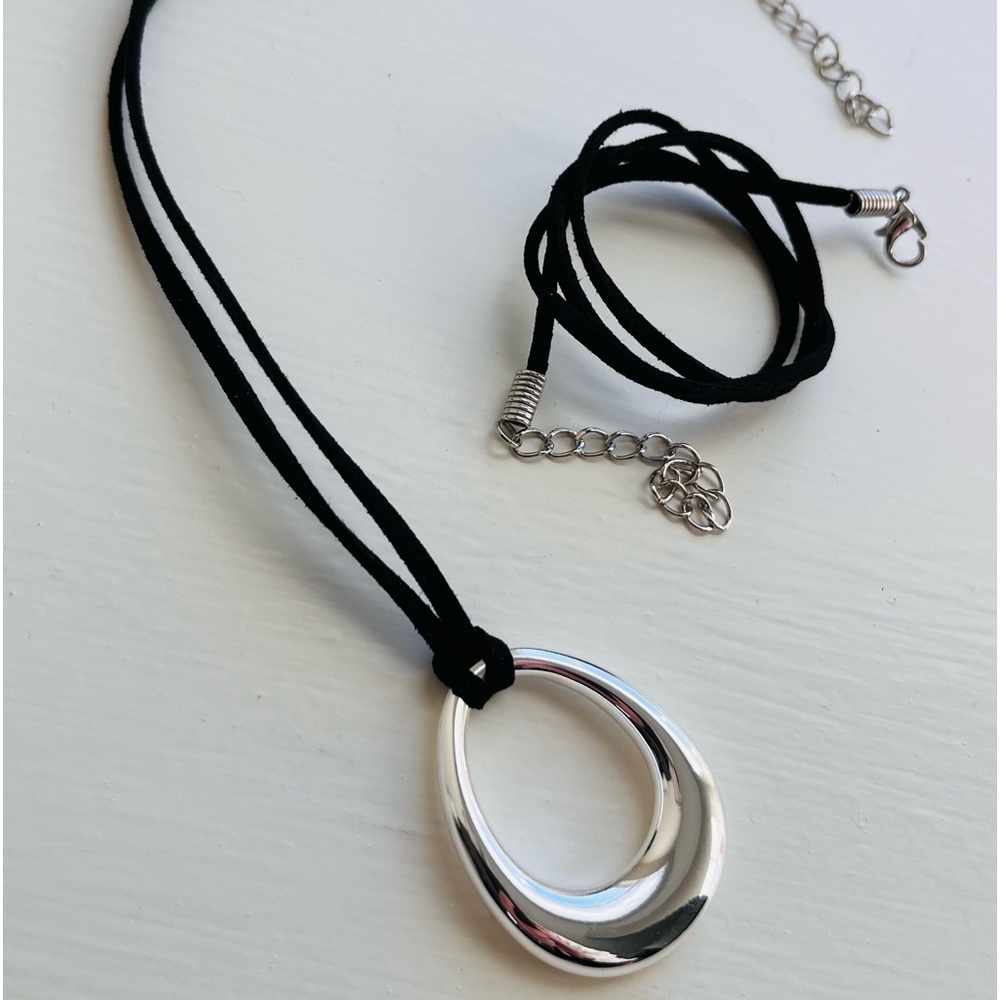 NWOT Premier Designs “Mire Imagination” necklace with suede cords